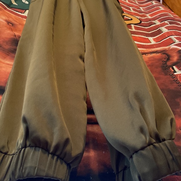 • LULUS• Nieva Olive Green Satin Strapless Cargo Jumpsuit Size medium - Picture 5 of 10